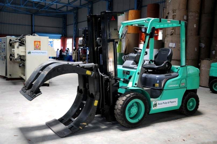 Heavy-duty forklift with roll-clamp attachment