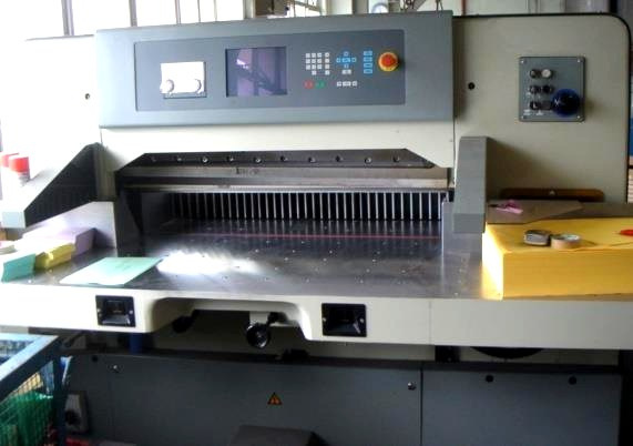 Programmable paper guillotine